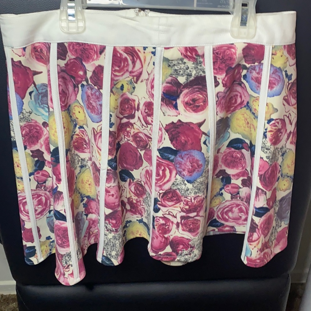 Floral print skater skirt in size large.
